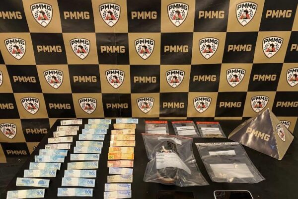 PM apreende cocaína, LSD e mais de R$ 3 mil durante abordagem em Viçosa