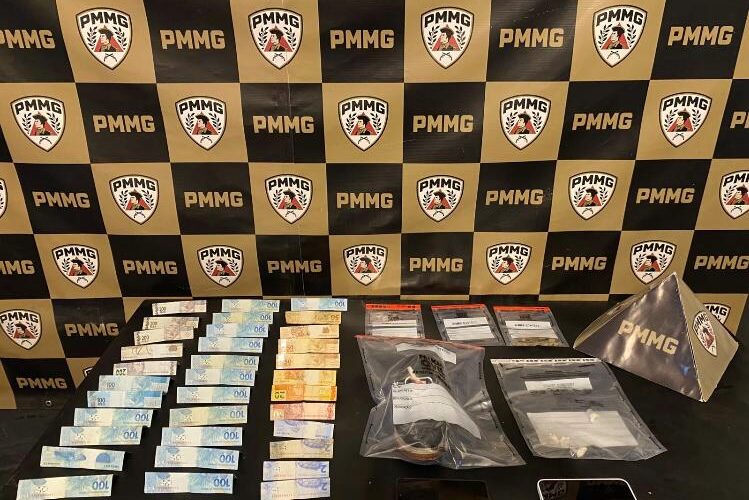 PM apreende cocaína, LSD e mais de R$ 3 mil durante abordagem em Viçosa