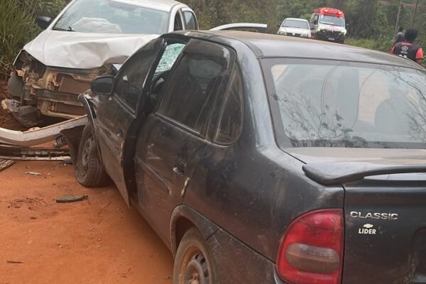 Colisão frontal entre carros deixa feridos na estrada entre  São Miguel do Anta e Ervália