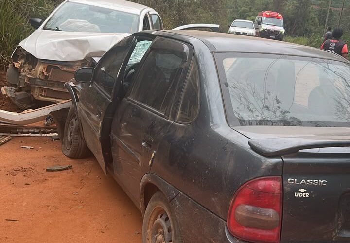 Colisão frontal entre carros deixa feridos na estrada entre  São Miguel do Anta e Ervália