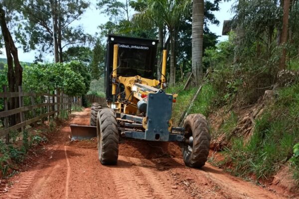 Viçosa realiza recuperação de estrada rural na comunidade Pau de Cedro