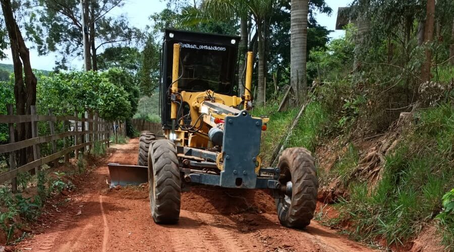 Viçosa realiza recuperação de estrada rural na comunidade Pau de Cedro