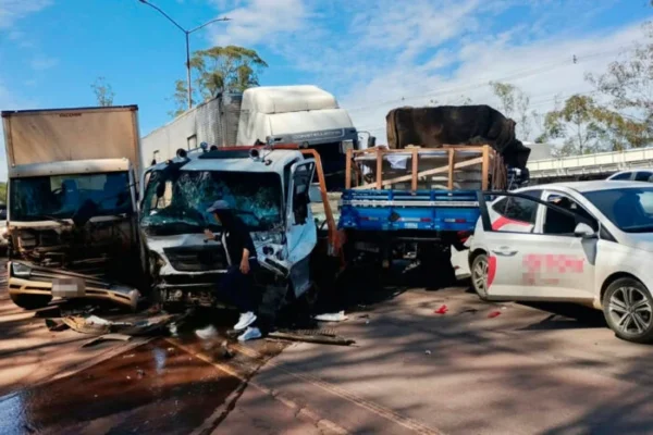 Engavetamento com ao menos 20 veículos interdita trecho da BR-040 em Nova Lima