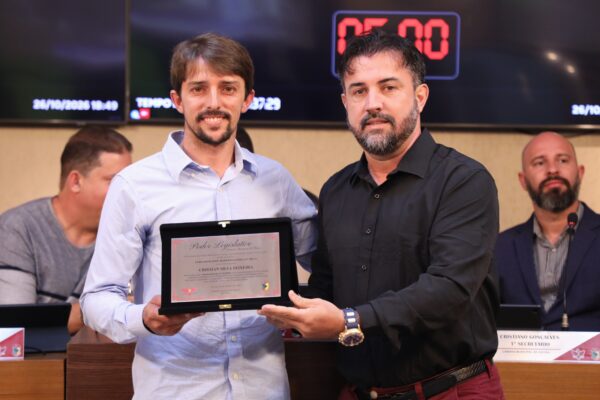 Servidor da UFV recebe homenagem na Câmara de Viçosa