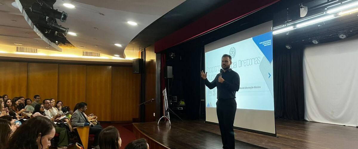 Secretaria de Educação promove encontro com equipes pedagógicas das regionais para alinhar estratégias educacionais para 2027
