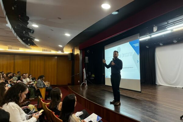 Secretaria de Educação promove encontro com equipes pedagógicas das regionais para alinhar estratégias educacionais para 2027