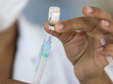 A vacinação contra a Covid-19 acontecerá na Divisão de Saúde da UFV. Para receber a vacina, deve haver 4 meses de intervalo entre as doses.